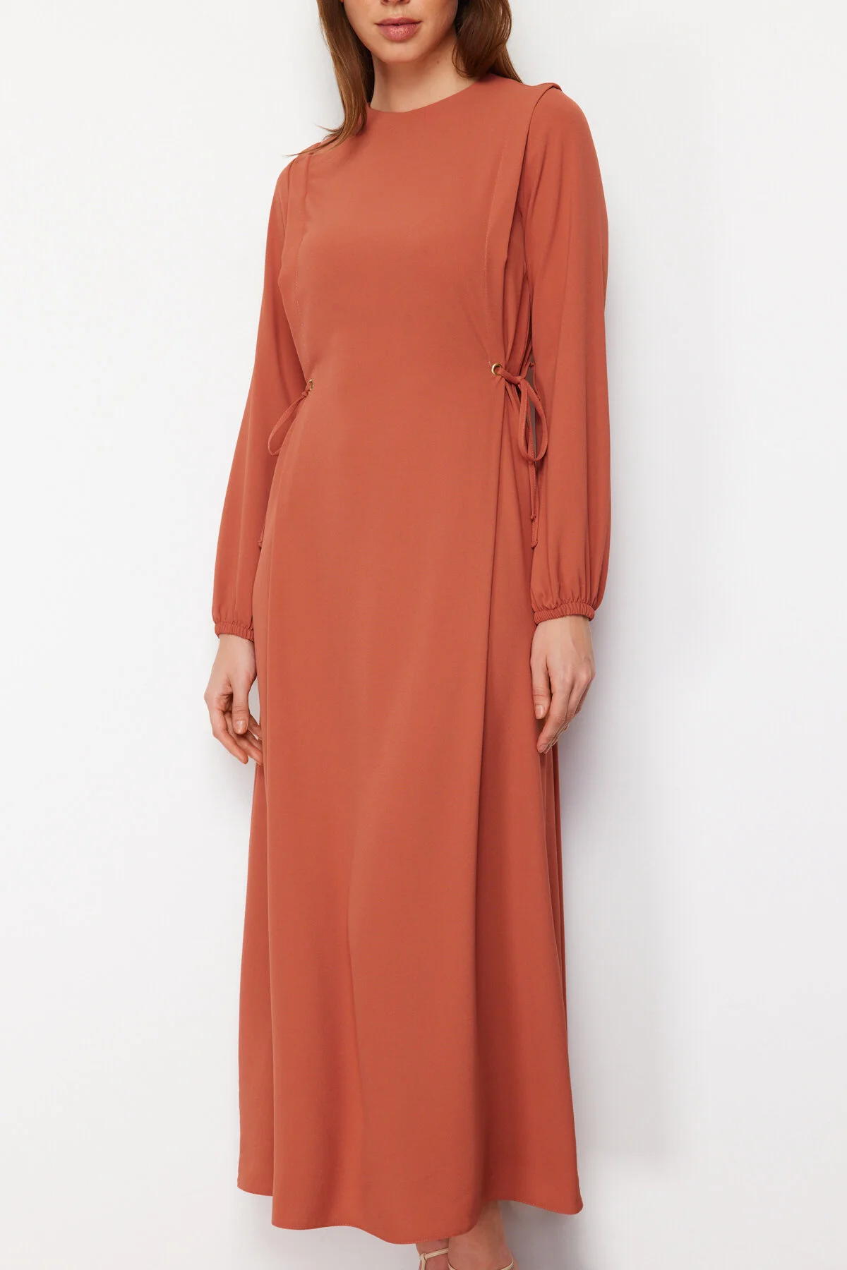 Trendyol Modest  Gefliestes Taillen-Seilband, detailliertes Ärmelende, elastisches Aerobin-Webkleid TCTSS22EB00104