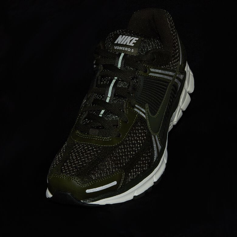 NIKE Zoom Vomero 5 
