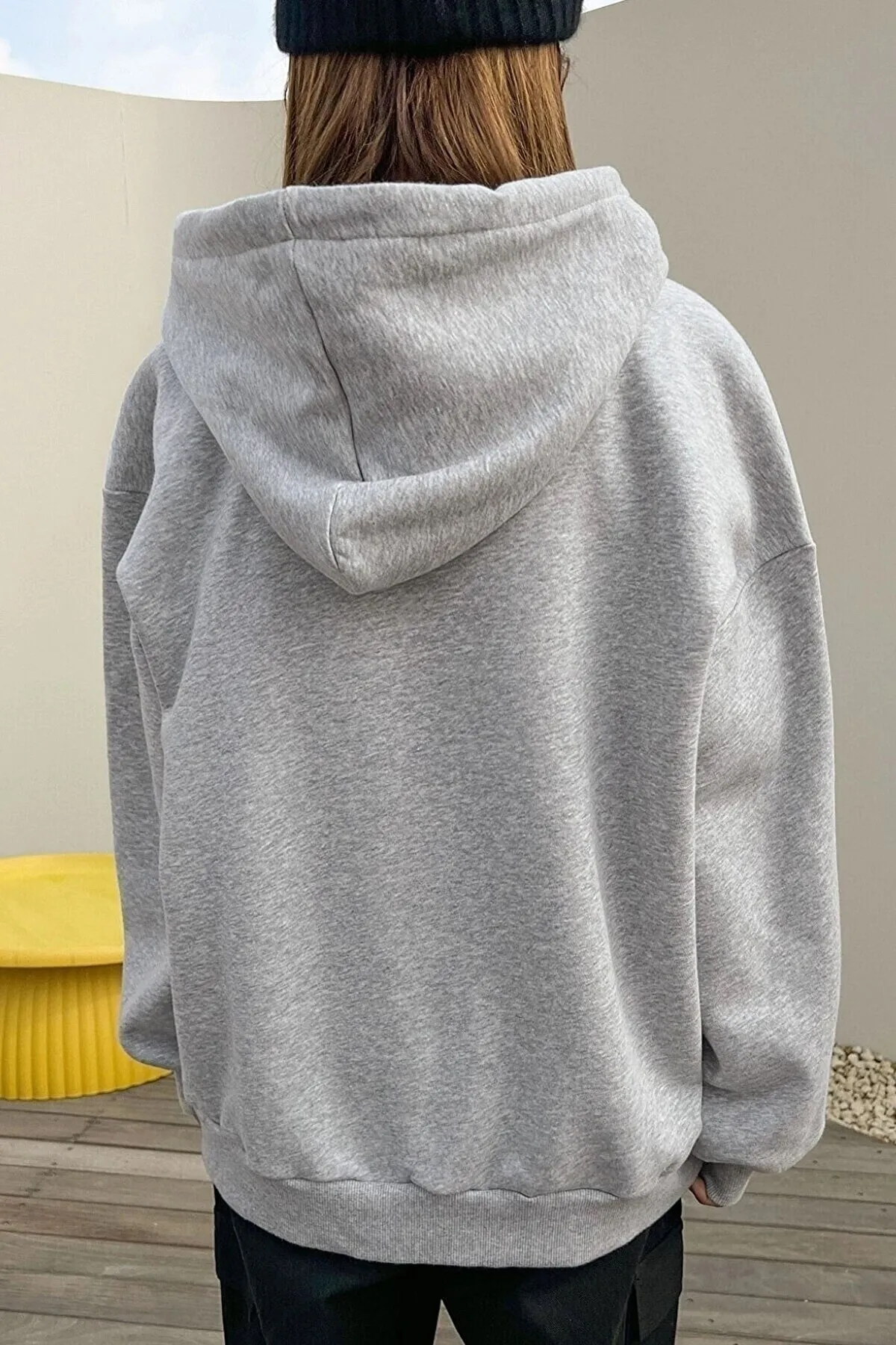 MODAGEN  Unisex-Sweatshirt in Grau mit bequemem Aufdruck und Kapuze in Übergröße