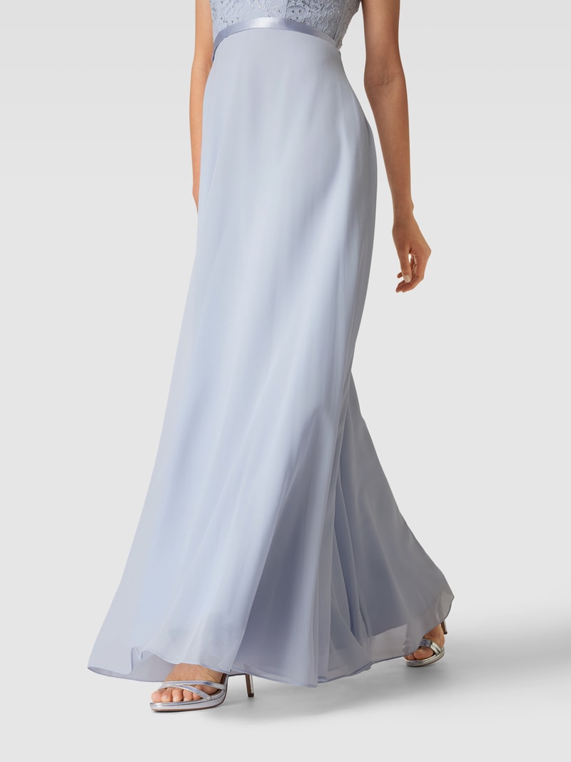 Abendkleid mit Ziersteinbesatz in hellblau