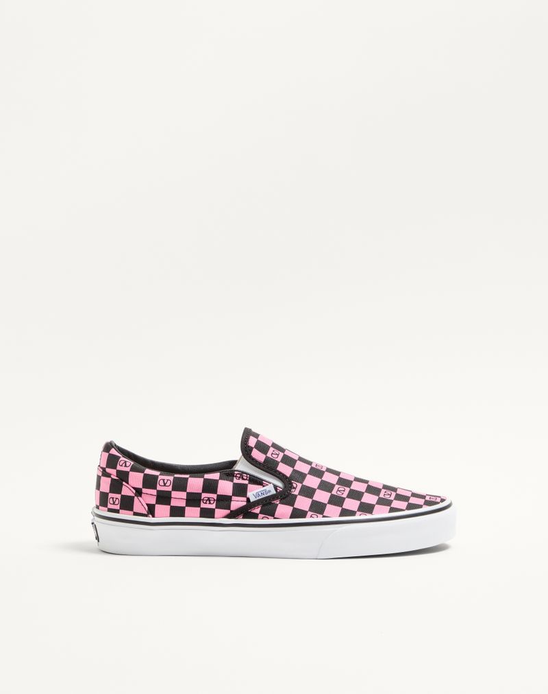 Tênis slip-on Valentino Garavani e Vans em tecido com estampa xadrez do logo V.
