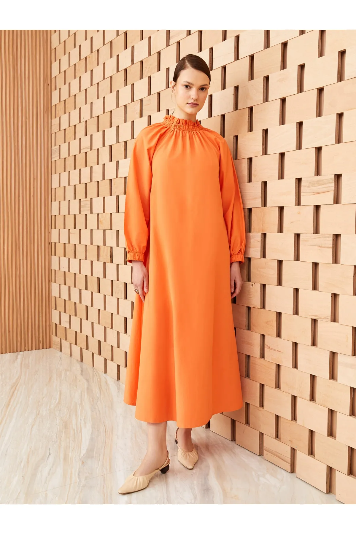 LC Waikiki  Gerades, langärmliges Damenkleid aus Popeline mit Bindekragen