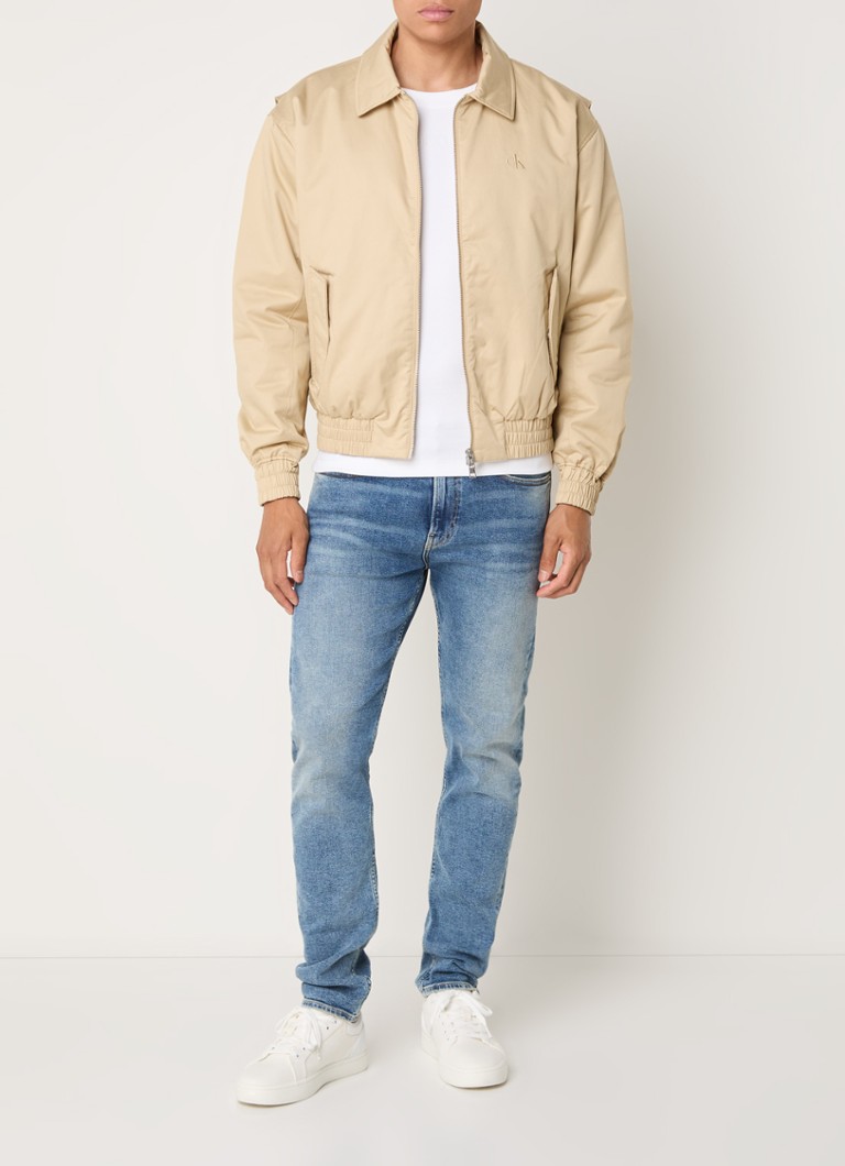 Giacca bomber Calvin Klein con tasche a patta e logo ricamato.