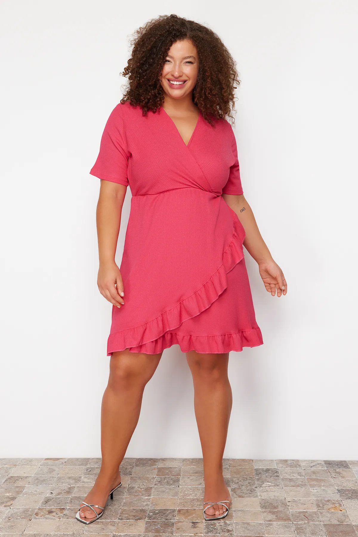 Trendyol Curve  Rosafarbenes, zweireihiges, gerüschtes Strickkleid. Zweireihiges, gerüschtes Mini-Strickkleid mit Volants. TBSSS24AH00037