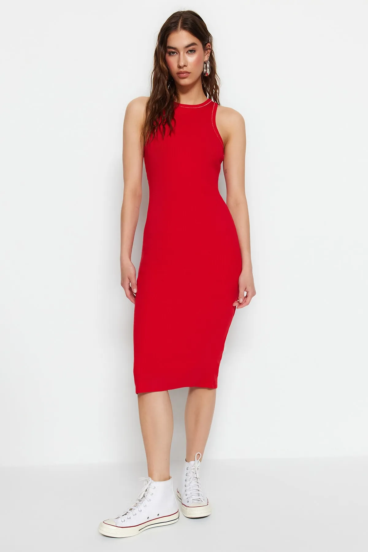 Trendyol Collection  Rotes, nachhaltigeres, tailliertes, geripptes Mini-Strickkleid mit Neckholder TWOSS23EL01970