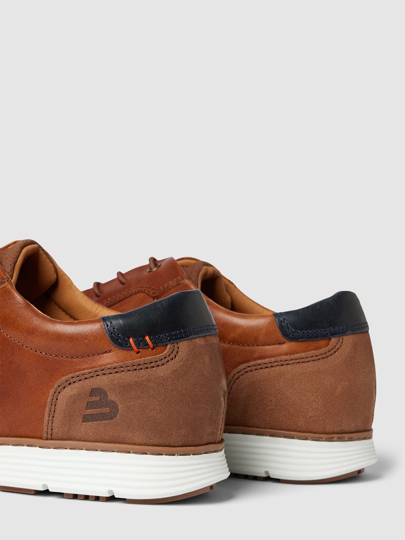 Schnürschuhe mit Strukturmuster in cognac