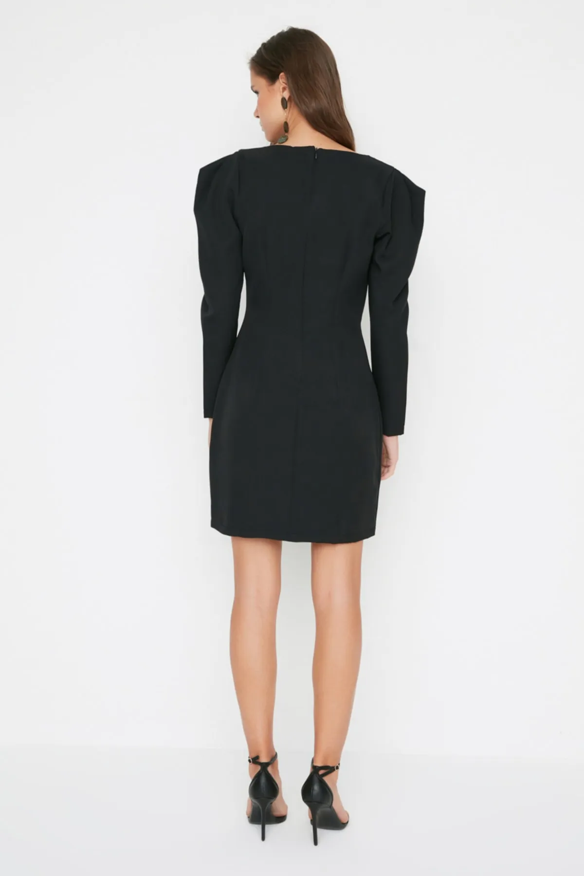 Trendyol Collection  Schwarzes Webkleid mit figurbetonten Ärmeln und detailliertem Schlitz TWOAW22EL1349