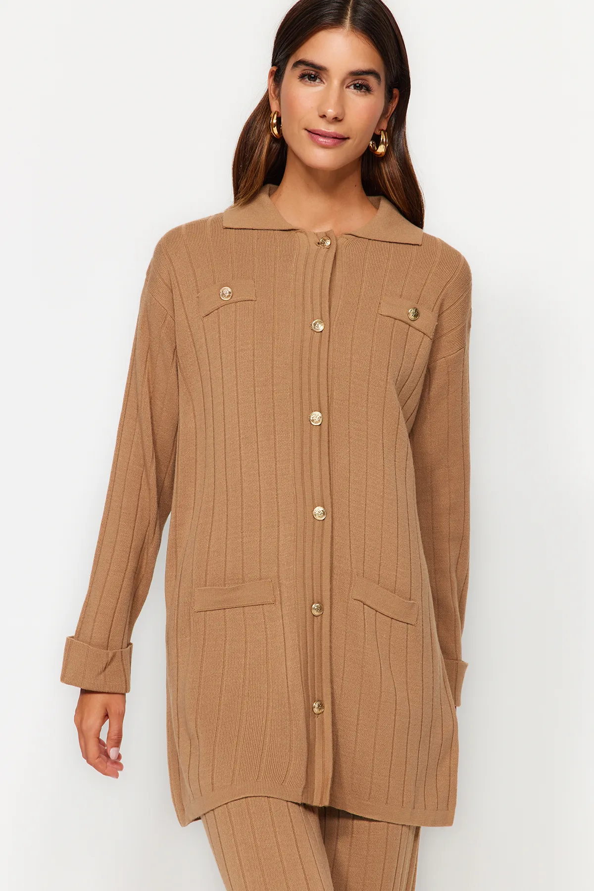 Trendyol Modest  Braunes Strickoberteil- und -unterteil-Set aus Strickjacke und Hose mit Kordelzug TCTAW24US00003