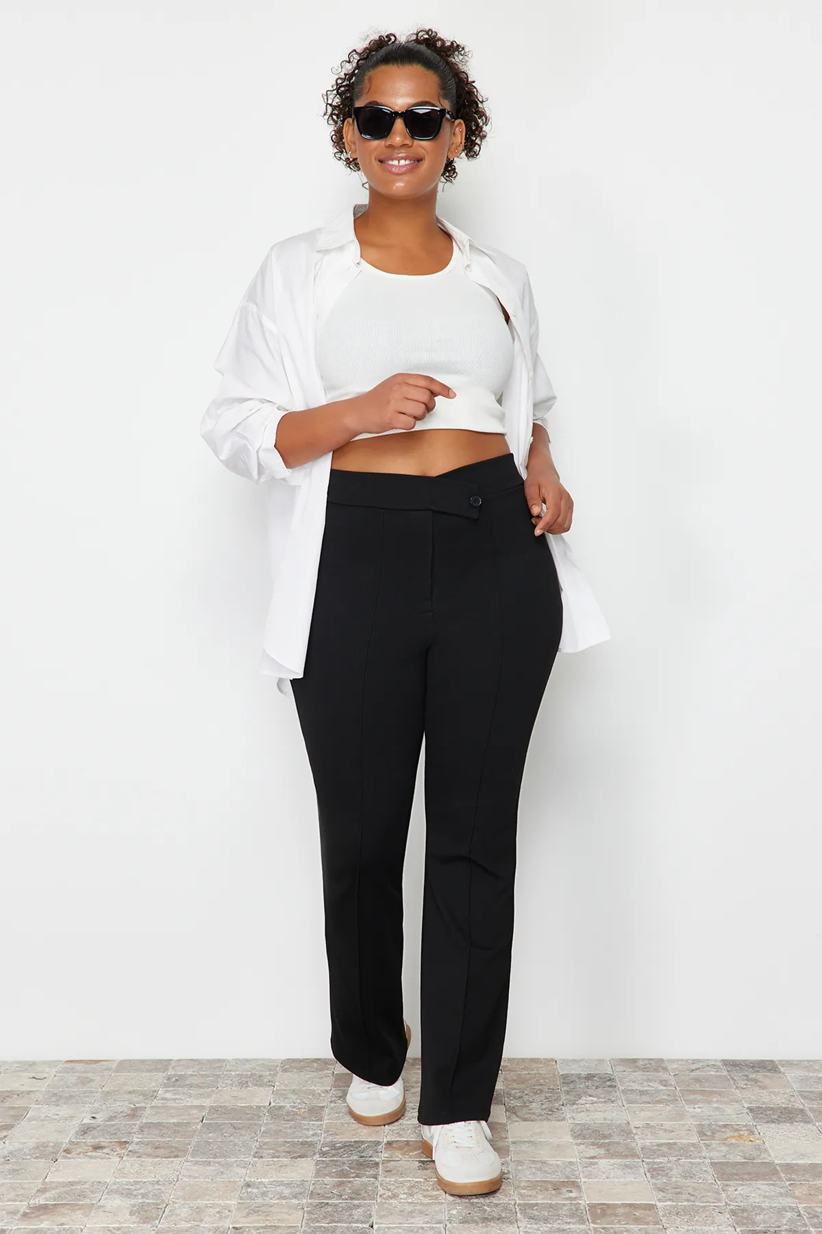 Trendyol Curve  Schwarze Strickhose mit asymmetrischer Taille und Detail TBBSS24AR00002