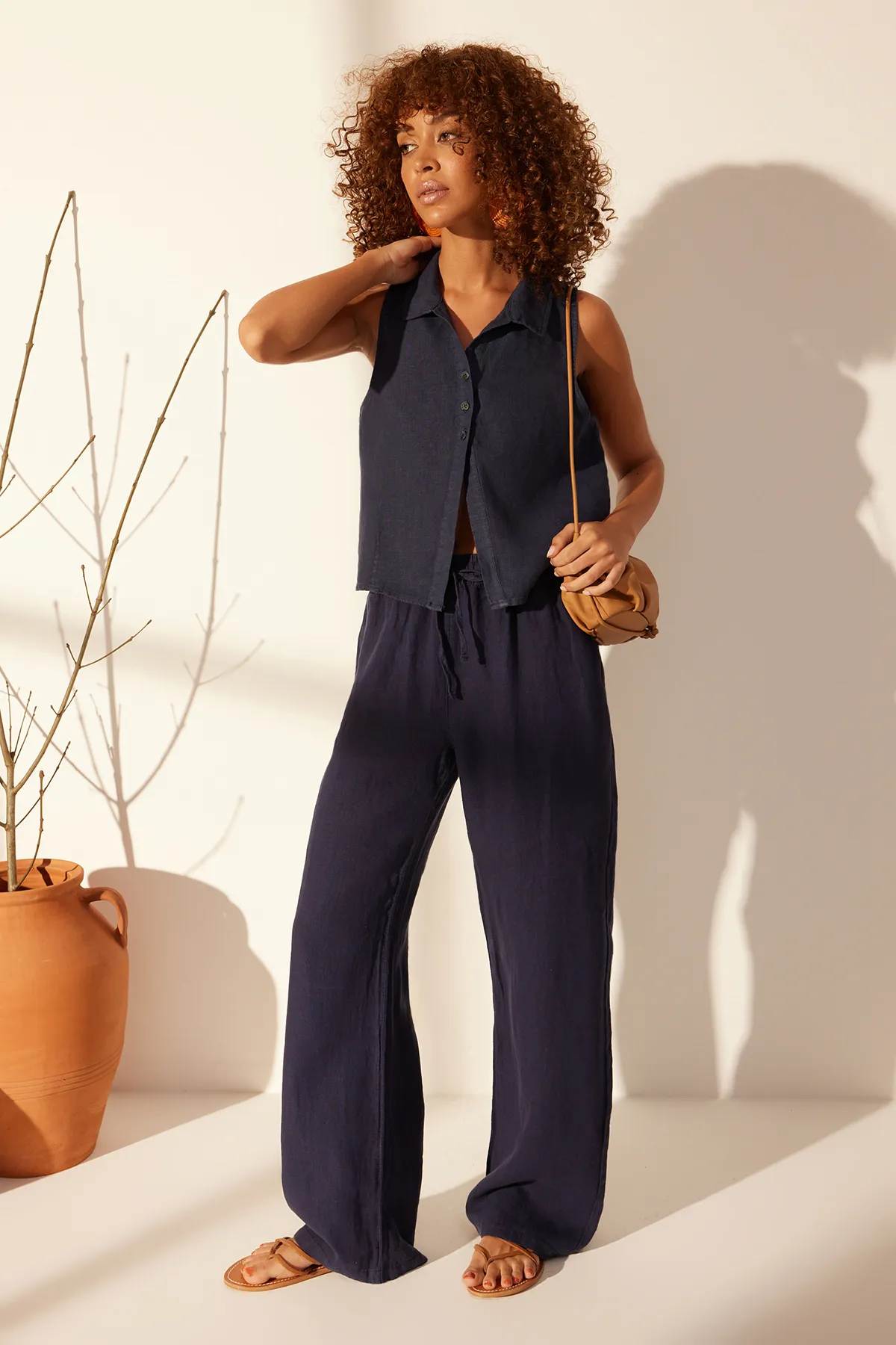 Trendyol Collection  Marineblaue Bluse aus 100 % Leinen TWOSS24BZ00417
