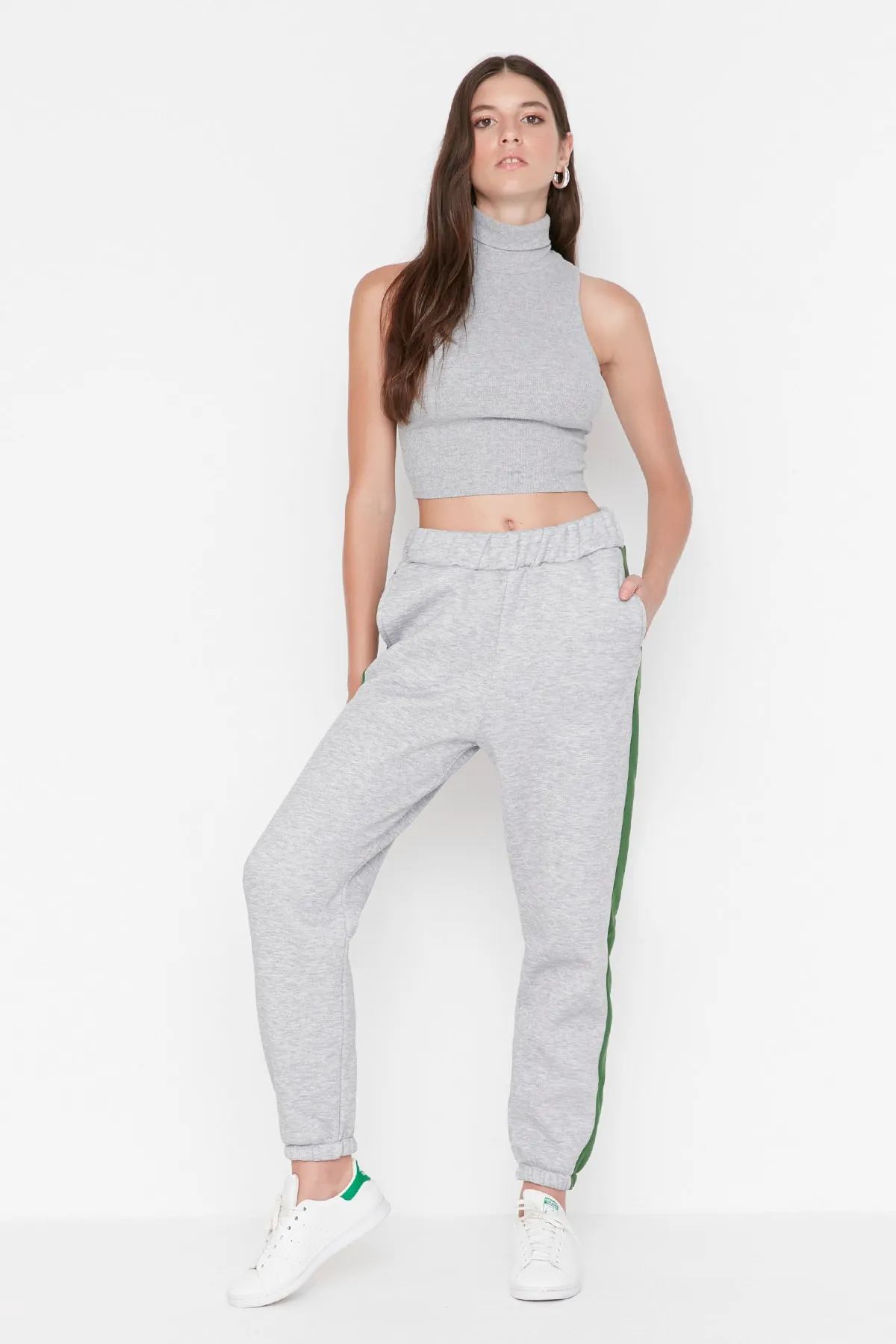 Trendyol Collection  Graue Jogginghose aus dickem Fleece mit Streifendetails und erhabener Innenseite TWOAW23EA00048