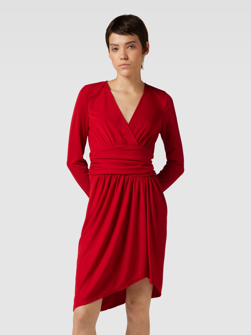 Knielanges Kleid mit V-Ausschnitt und Taillenband in rot