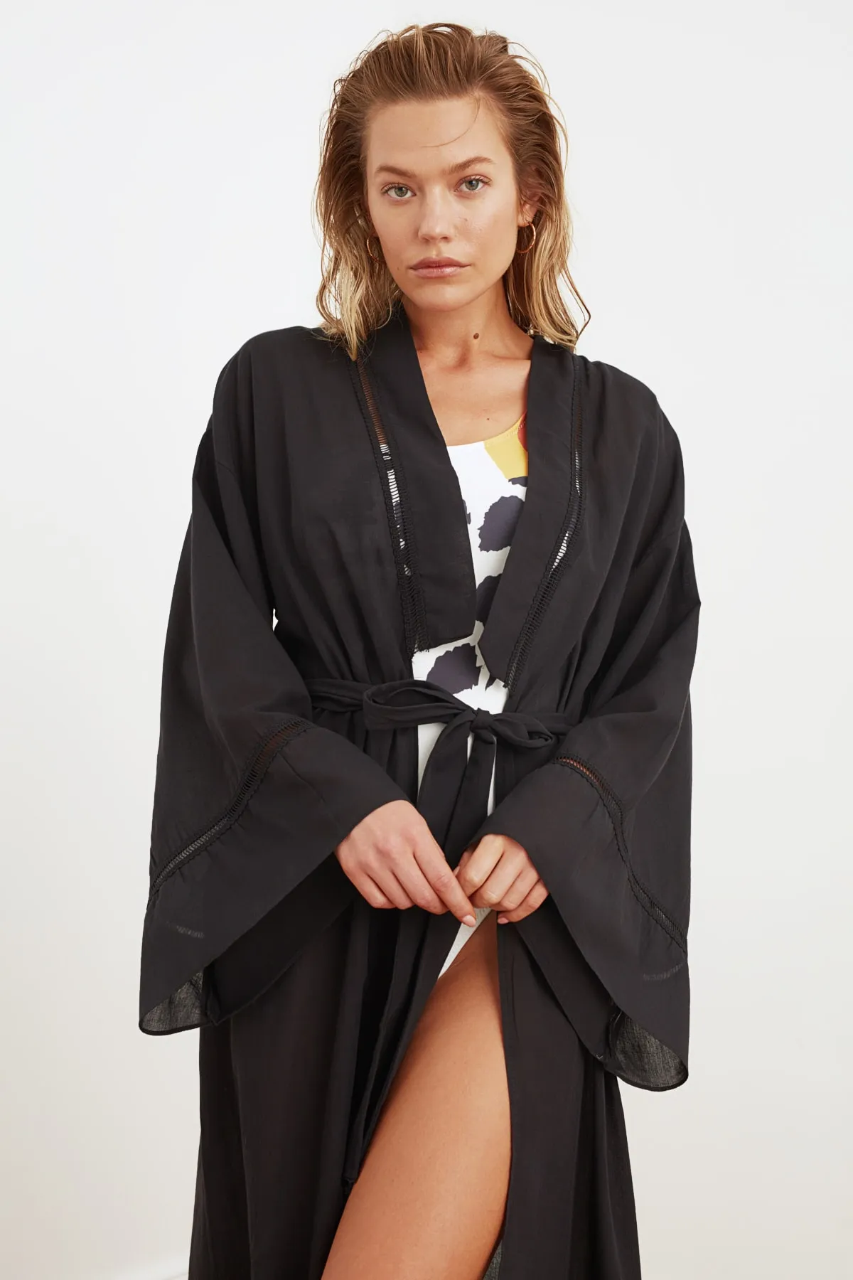 Trendyol Collection  Kimono und Kaftan aus 100 % Baumwolle mit schwarzem Gürtel und gewebten Maxi-Streifen-Accessoires TBESS21KM0094