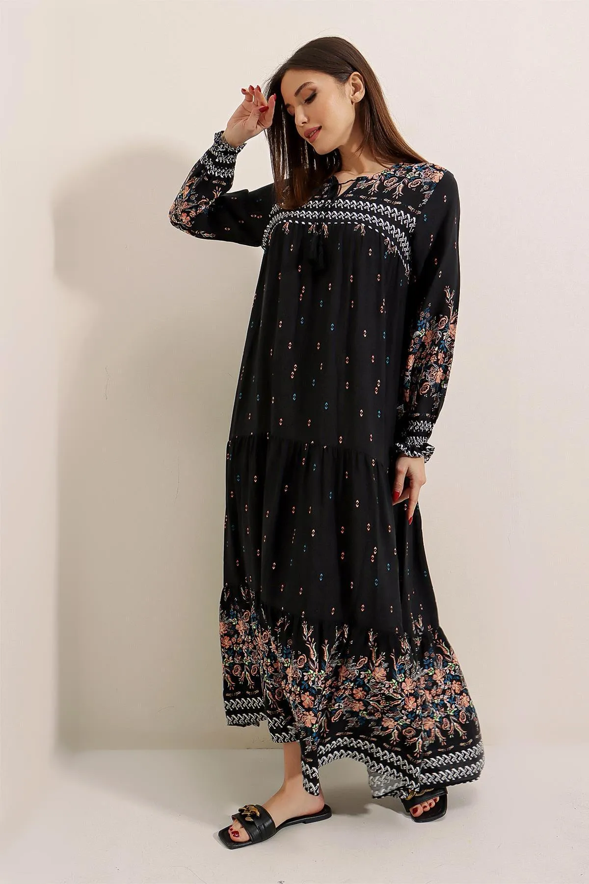 By Saygı  Gerafftes, gemustertes langes Kleid aus Viskose mit Kragen und Schnürärmeln