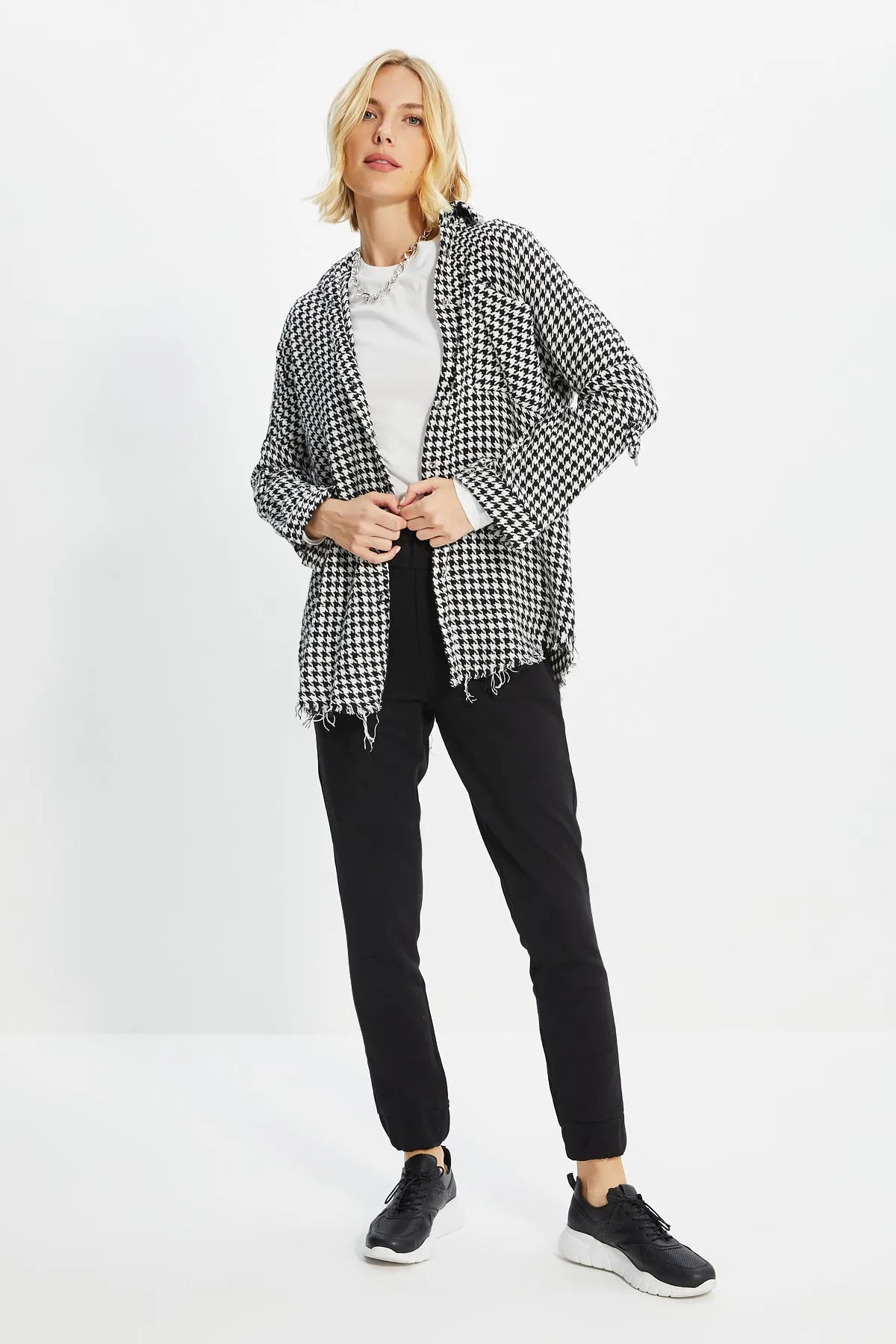 Trendyol Collection  Schwarzes Sakkohemd mit Hahnentrittmuster und Rock - Dirty Finish, gewebt TWOAW20GO0159