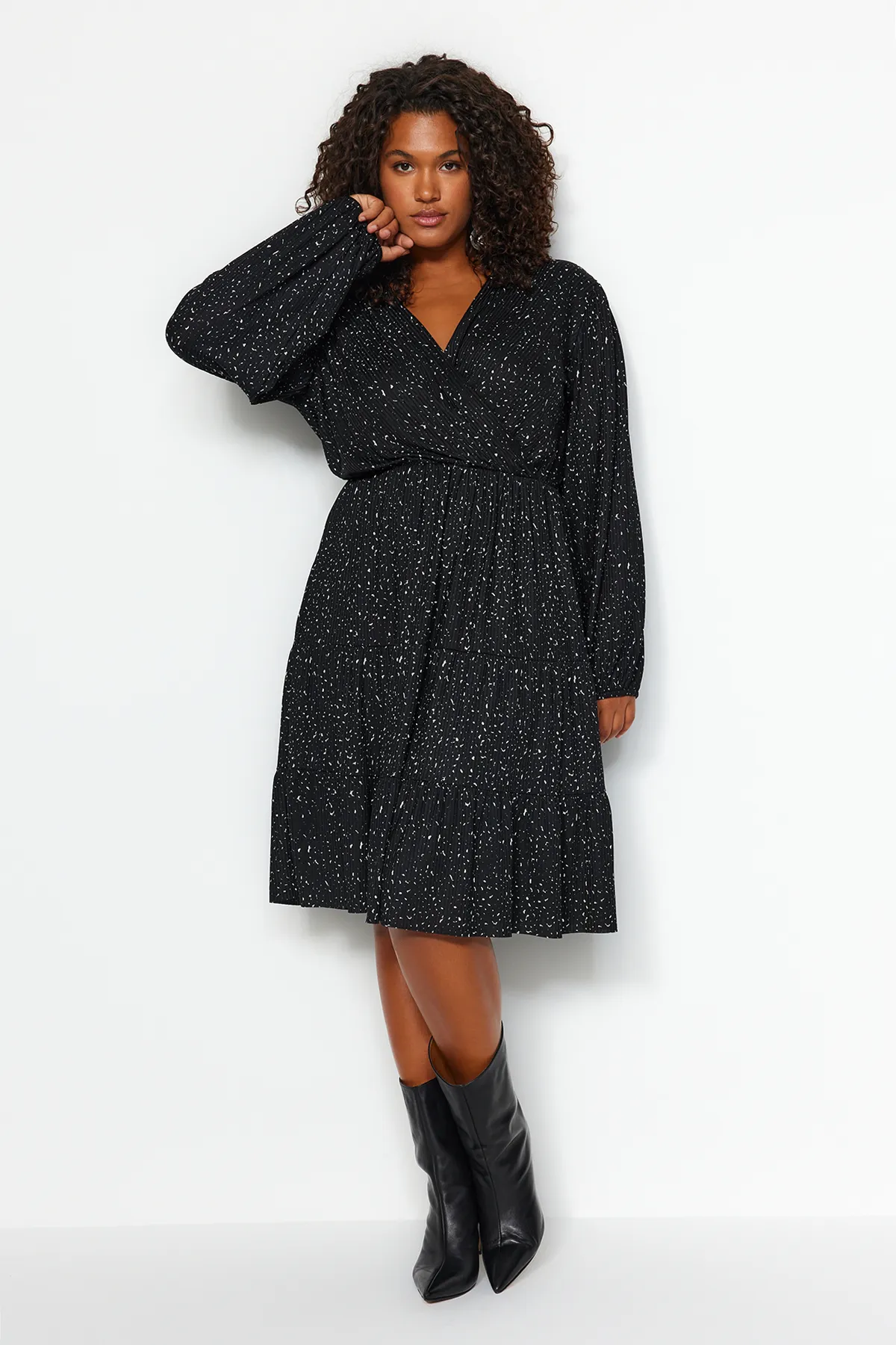 Trendyol Curve  Schwarzes Mini-Strickkleid in A-Linie mit Punkten TBBAW23AH00003