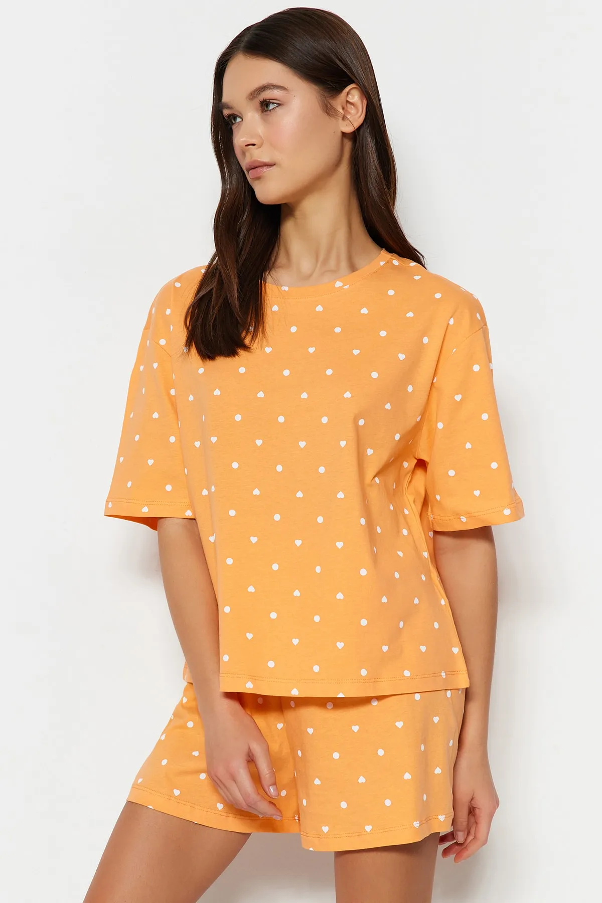 Trendyol Collection  Orangefarbenes Pyjama-Set aus T-Shirt und Shorts mit Herzmuster aus 100 % Baumwolle THMSS21PT1485