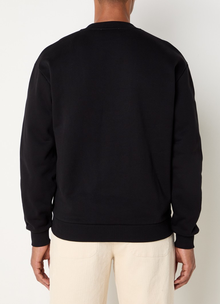 Il maglione con due loghi