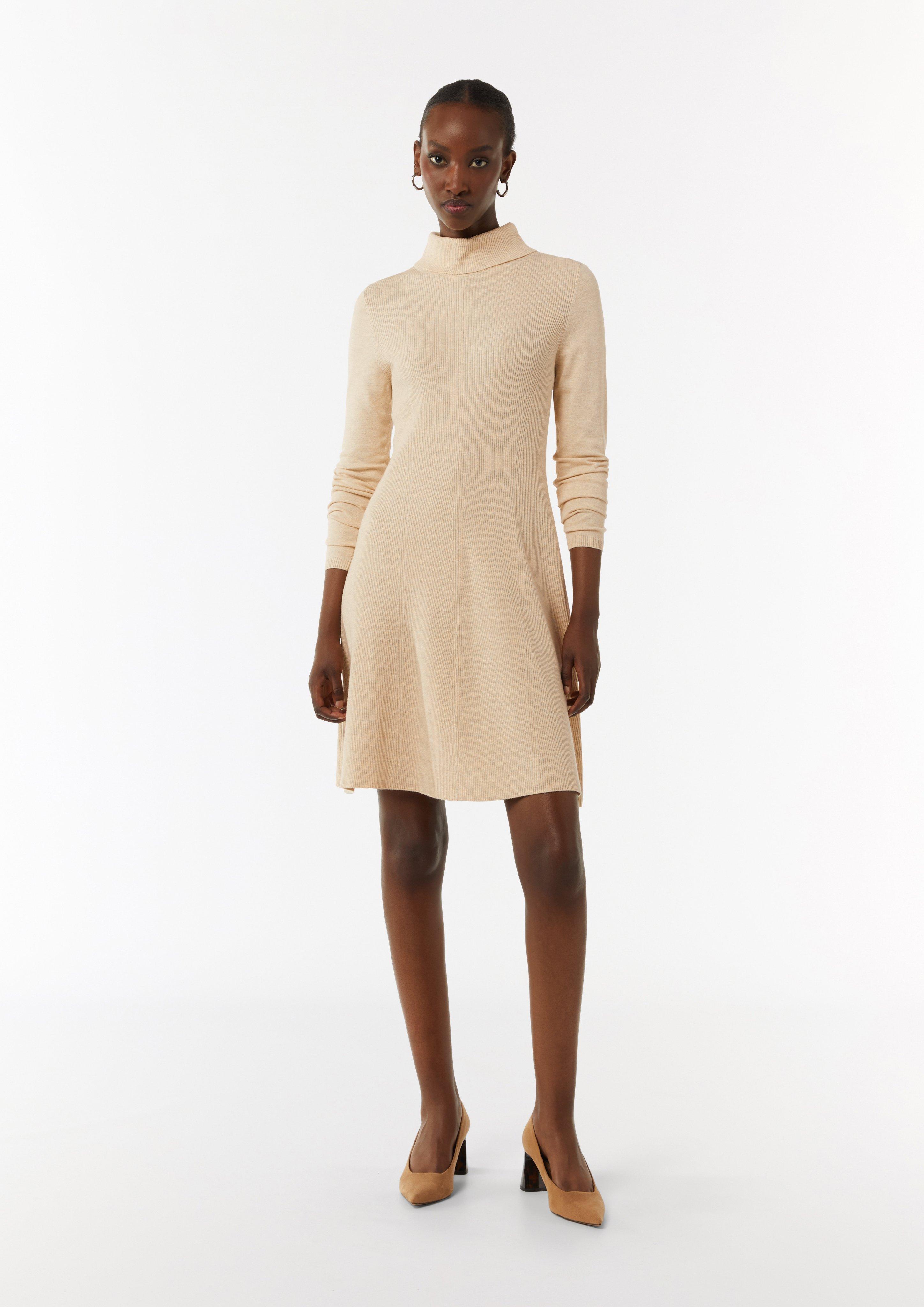 Ausgestelltes Rippstrickkleid mit Turtleneck - beige