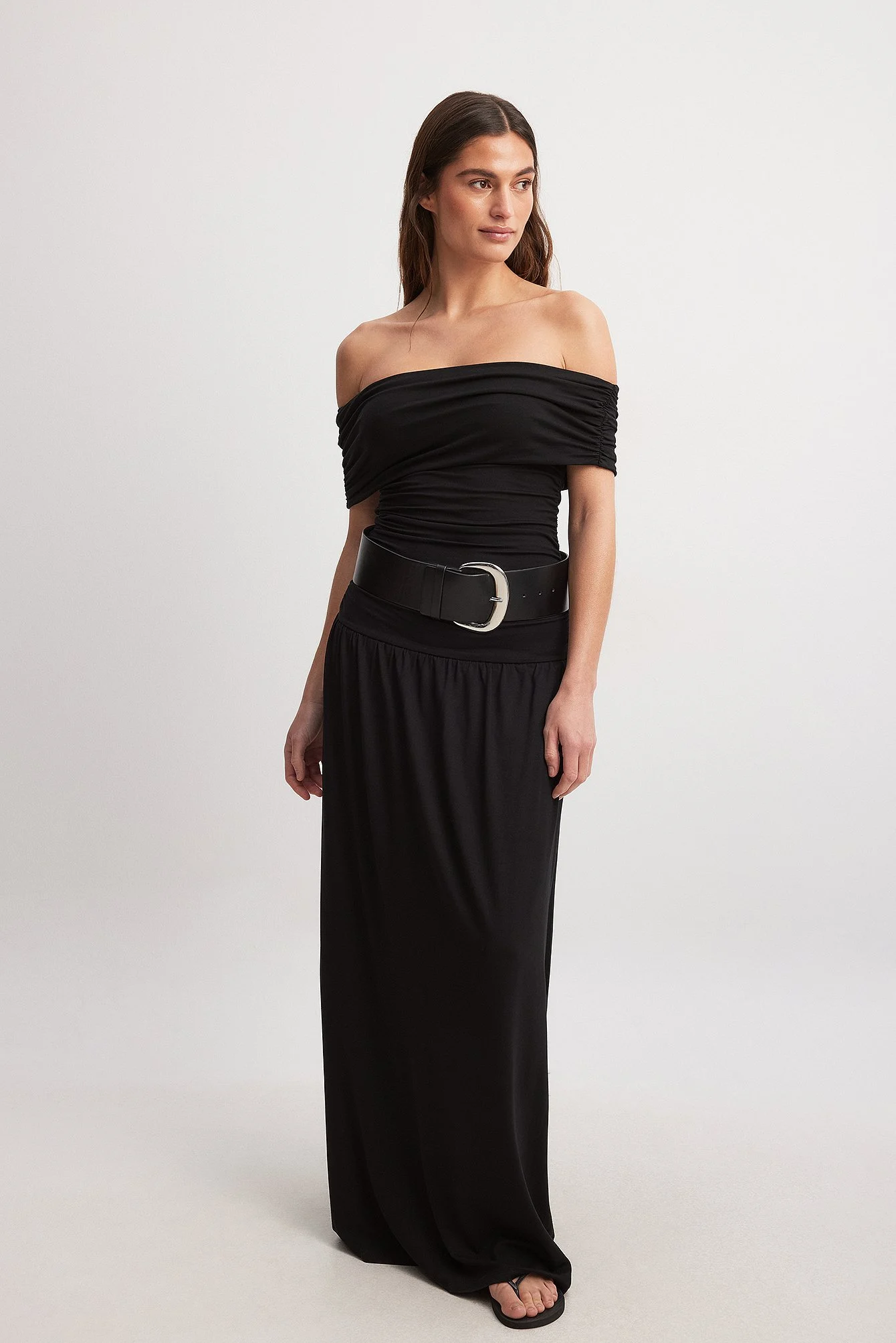 Schulterfreies Maxikleid mit niedriger Taille