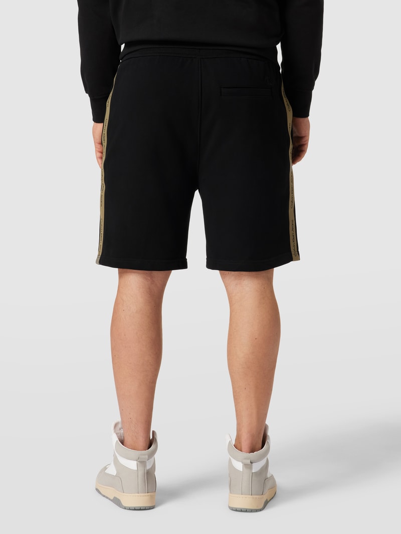 PLUS SIZE Sweatshorts mit Galonstreifen in schwarz