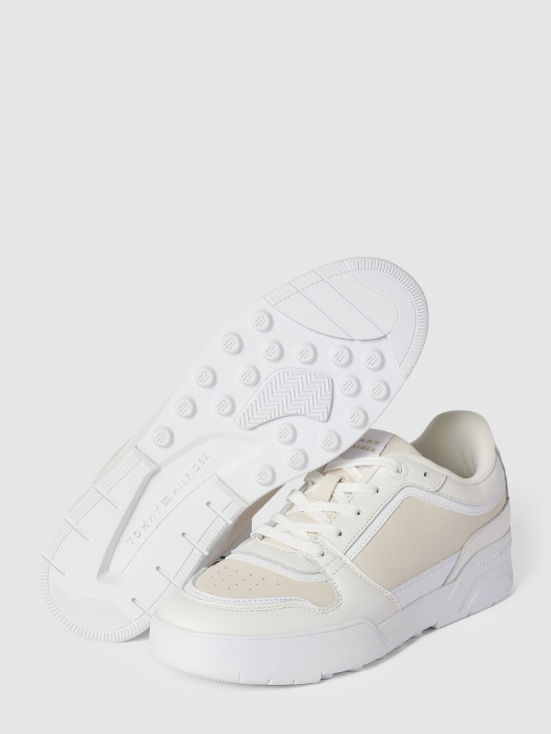 Sneaker mit Label-Details in weiß