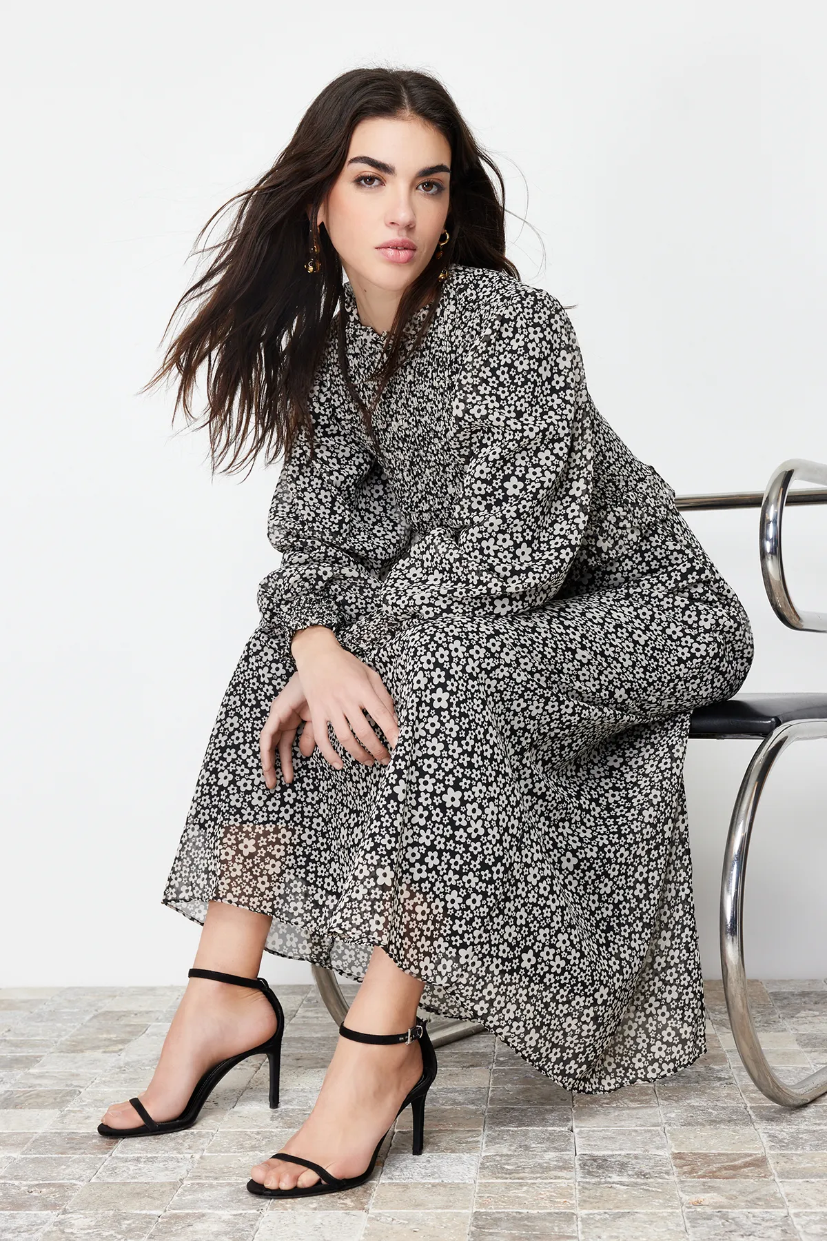 Trendyol Modest  Schwarzes, gefüttertes, florales, gewebtes Kleid mit Rüschen an der Taille TCTSS24EB00068