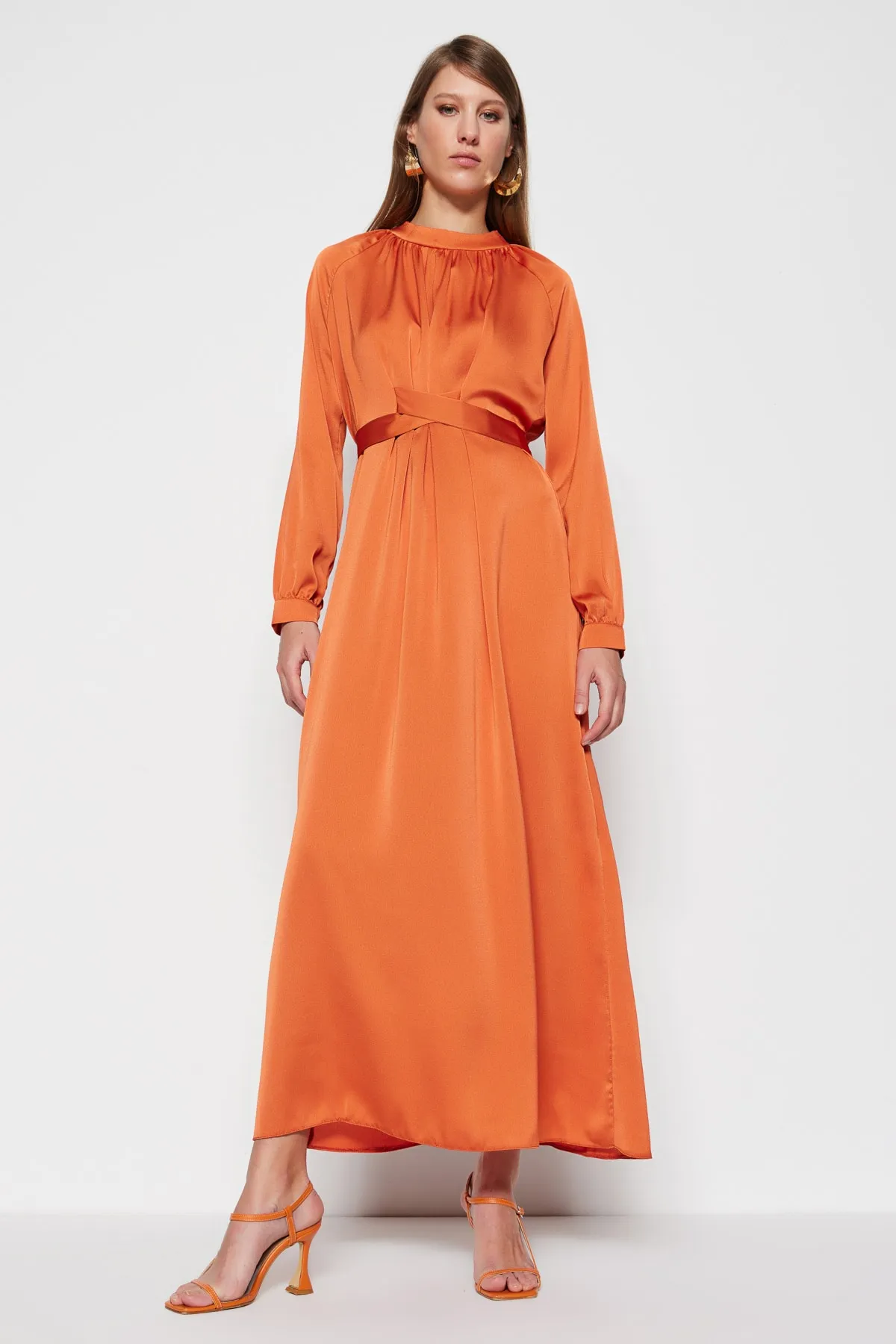 Trendyol Modest  Orangefarbenes Abendkleid aus Satin mit Gürtel TCTSS23DB00038