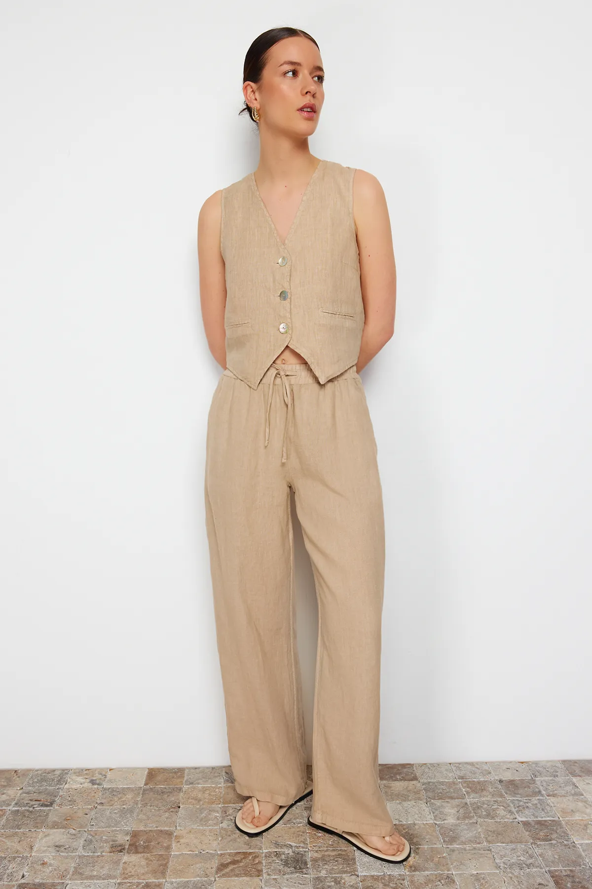 Trendyol Collection  Beige Hose mit weitem Bein und hoher Taille aus 100 % Leinen mit elastischem Bund TWOSS24JE00249