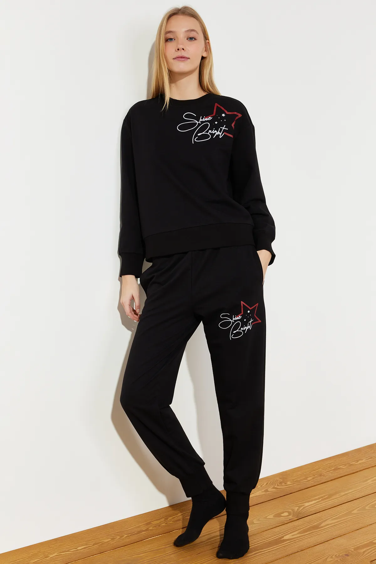 Trendyol Collection  Schwarzes Strick-Pyjama-Set mit Slogan- und Stern-Print THMAW24PT00314