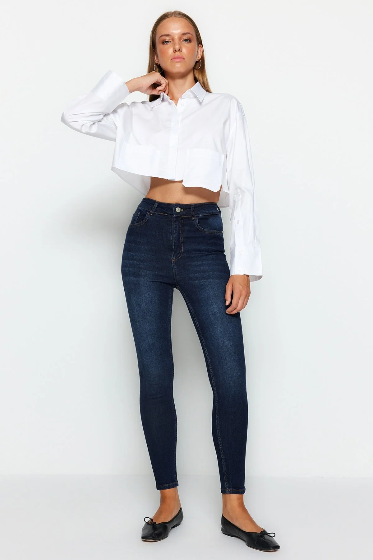 Trendyol Collection  Dunkelblaue Skinny Jeans mit normaler Taille TWOAW24JE00172