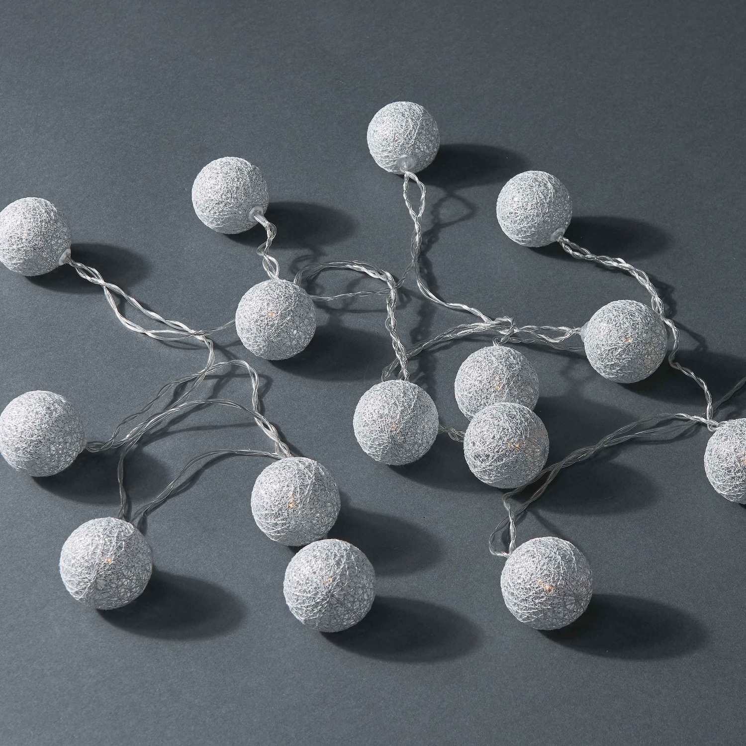 LES PETITES BELLES LED-Lichterkette Cottonball 15 Lichter mit USB-Batteriefach