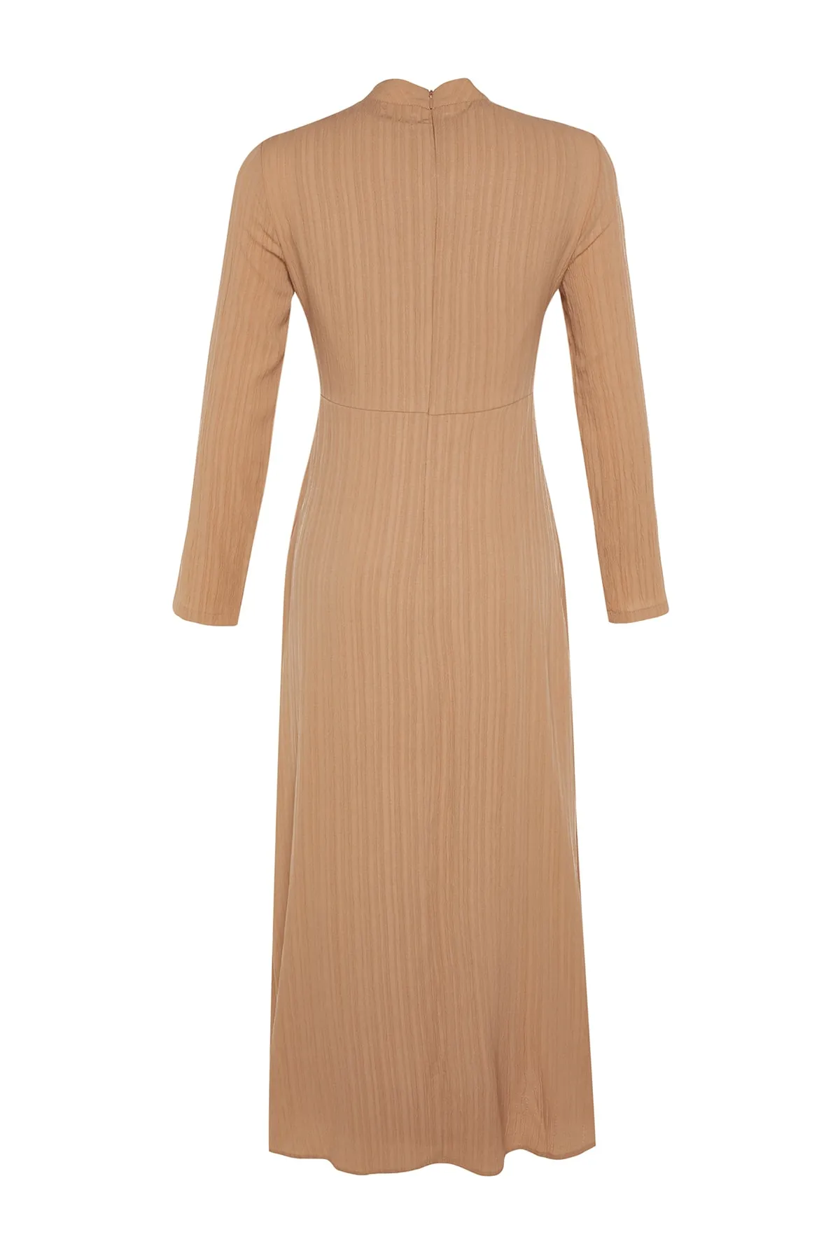 Trendyol Modest  Beiges Kleid aus Viskosegewebe mit Zweireiherkragen und Futter aus Mischgewebe TCTSS23EB00375