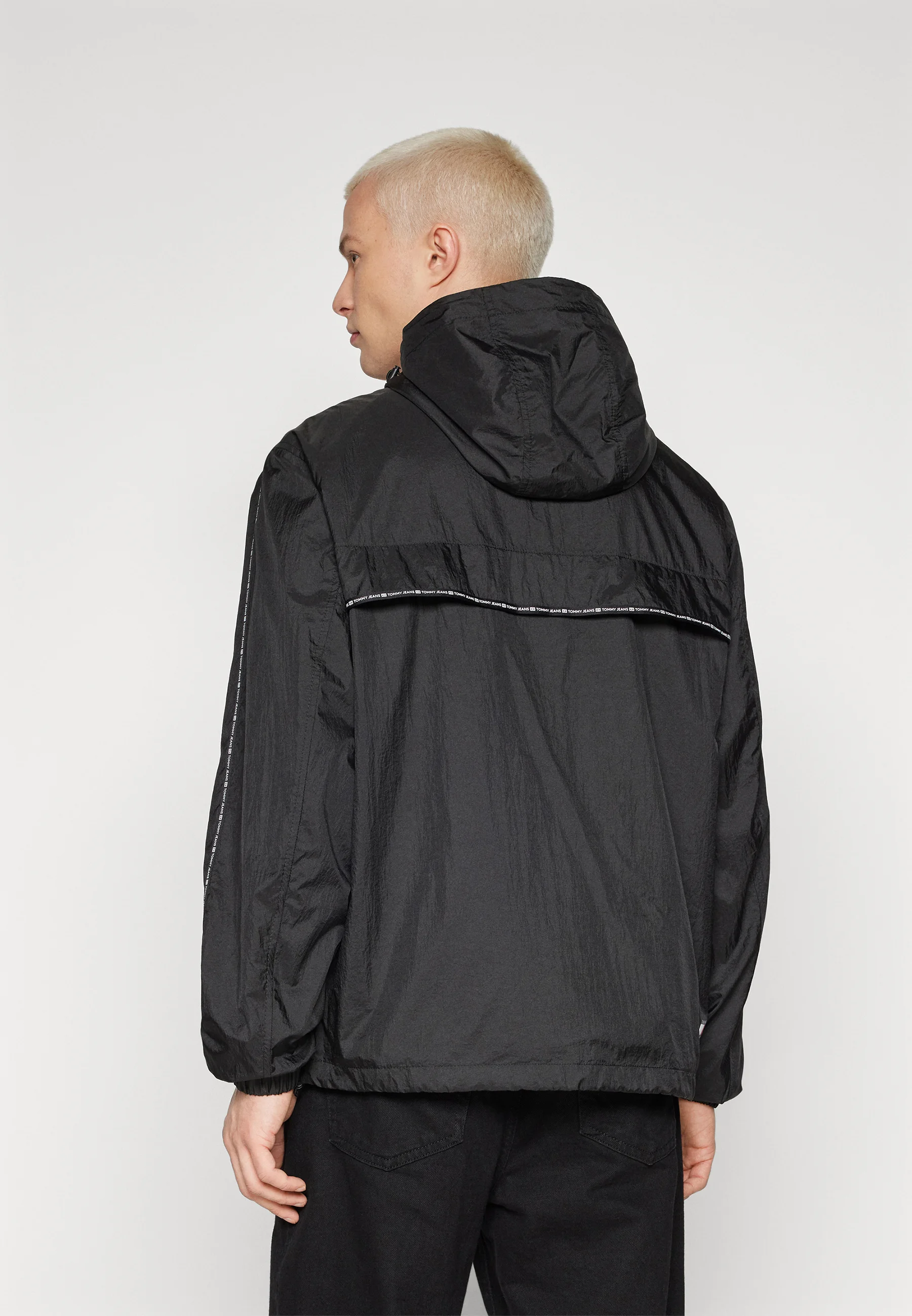 Tommy Jeans CHICAGO TAPE WINDBREAKER - Chaqueta ligera