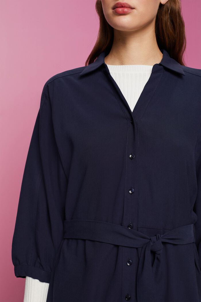 Gewebtes Midikleid im Hemdstil