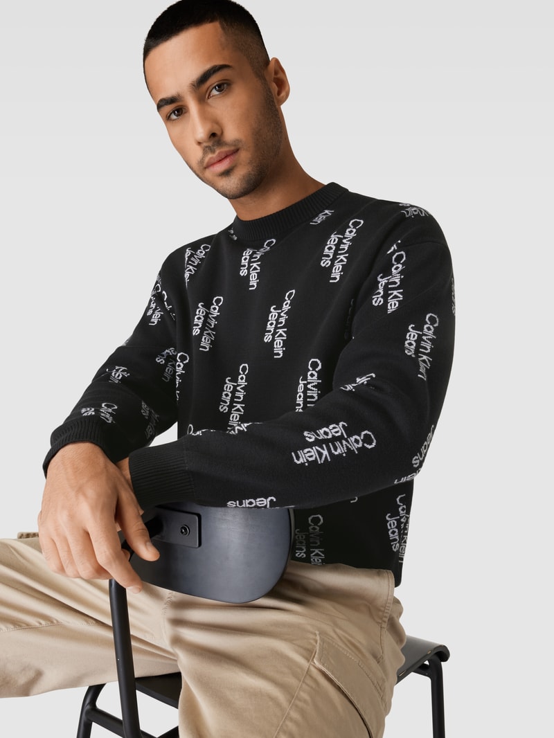 Strickpullover mit Allover-Label-Schriftzügen in black