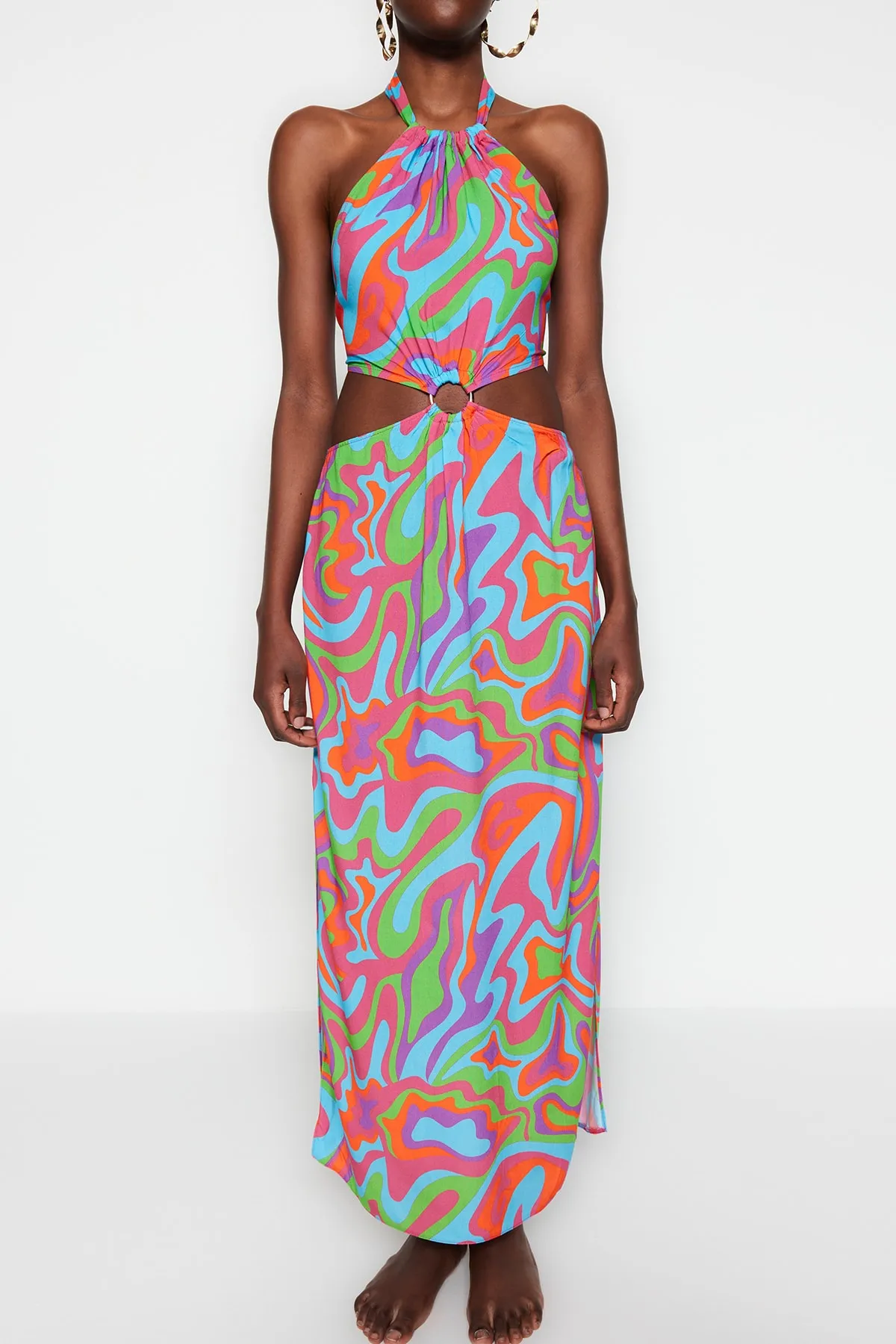 Trendyol Collection  Abstrakt gemustertes Maxi-Strandkleid mit gewebten Accessoires TBESS23EL00076