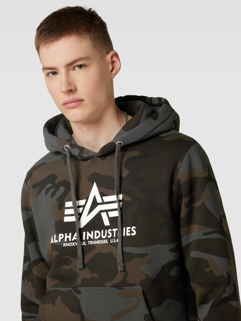 Hoodie mit Camouflage-Muster Modell 'BASIC' in schwarz