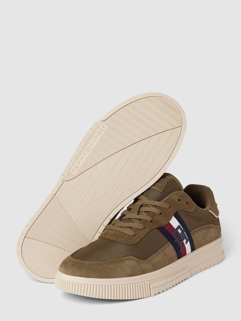 Sneaker mit Label-Stitching in olivgrün