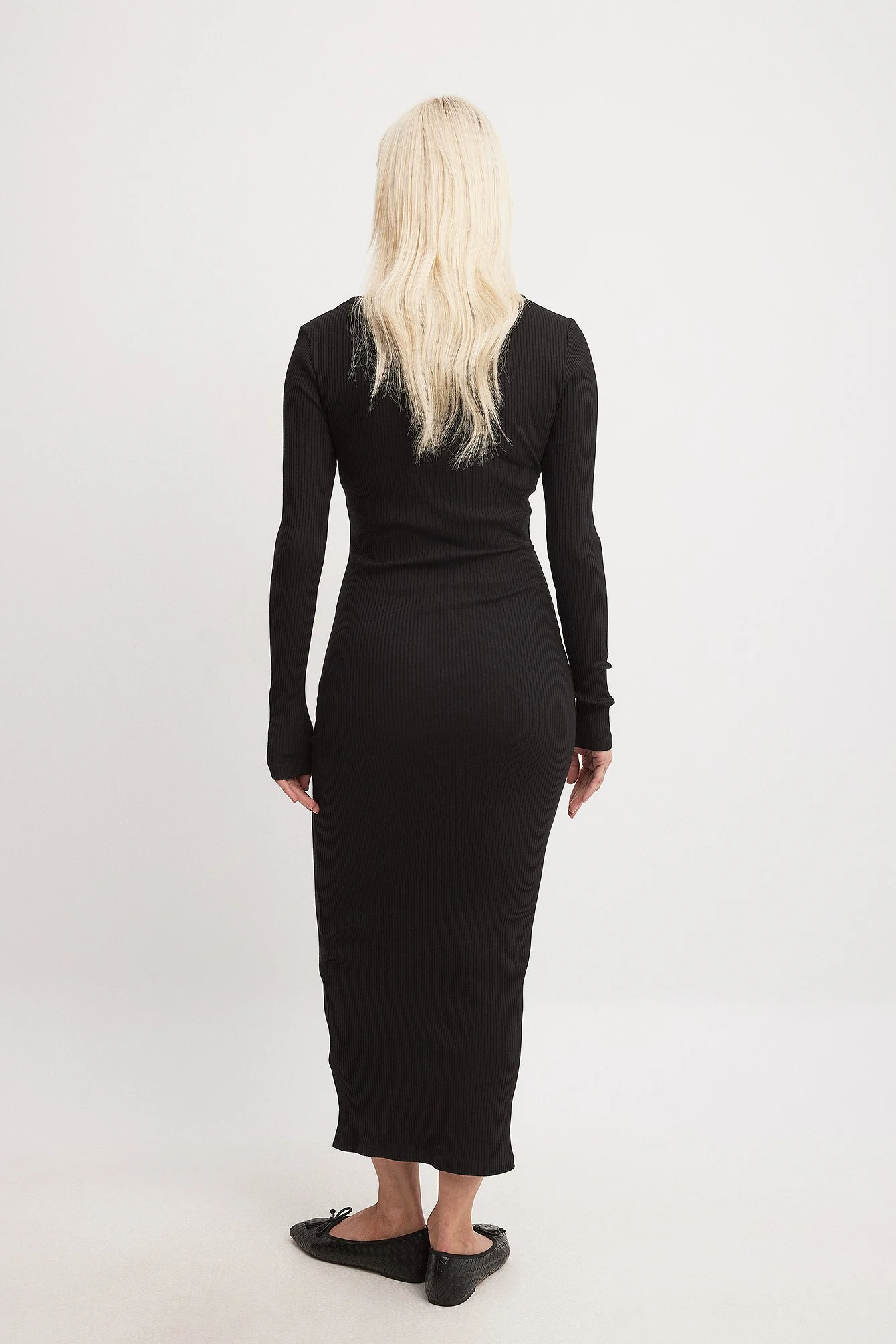 Geripptes Midikleid mit V-Ausschnitt