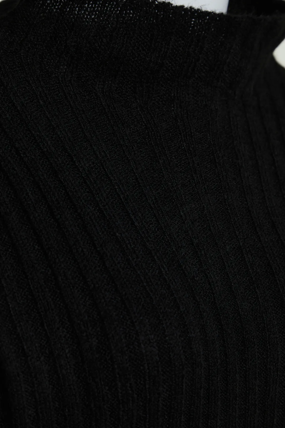 Trendyol Modest  Schwarzer, gerippter, weich strukturierter Strickpullover mit Stehkragen TCTAW24AK00013