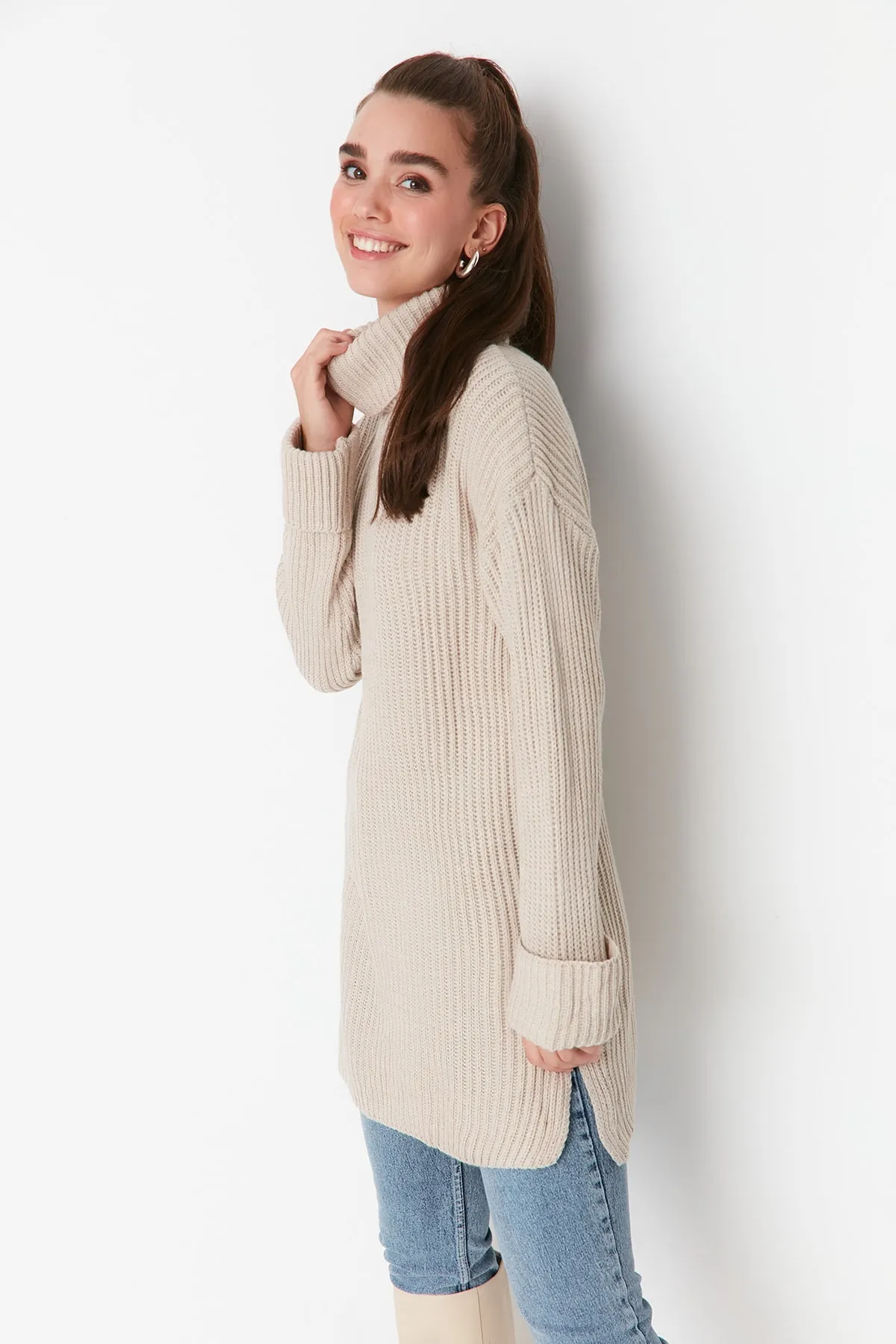 Trendyol Modest  Rollkragenpullover in Ecru TCTAW23KZ00005