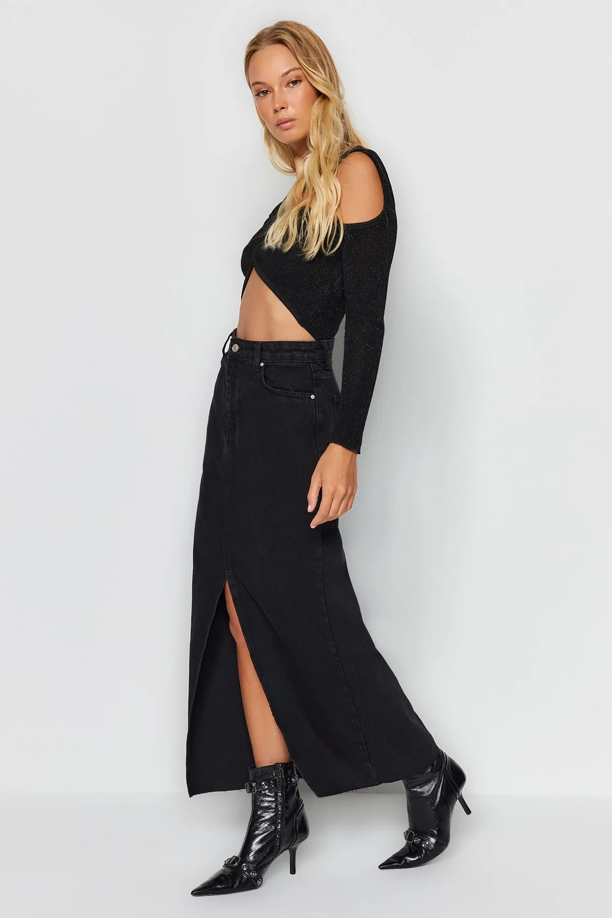 Trendyol Collection  Schwarzer geschlitzter Maxi-Jeansrock TWOSS23ET00290