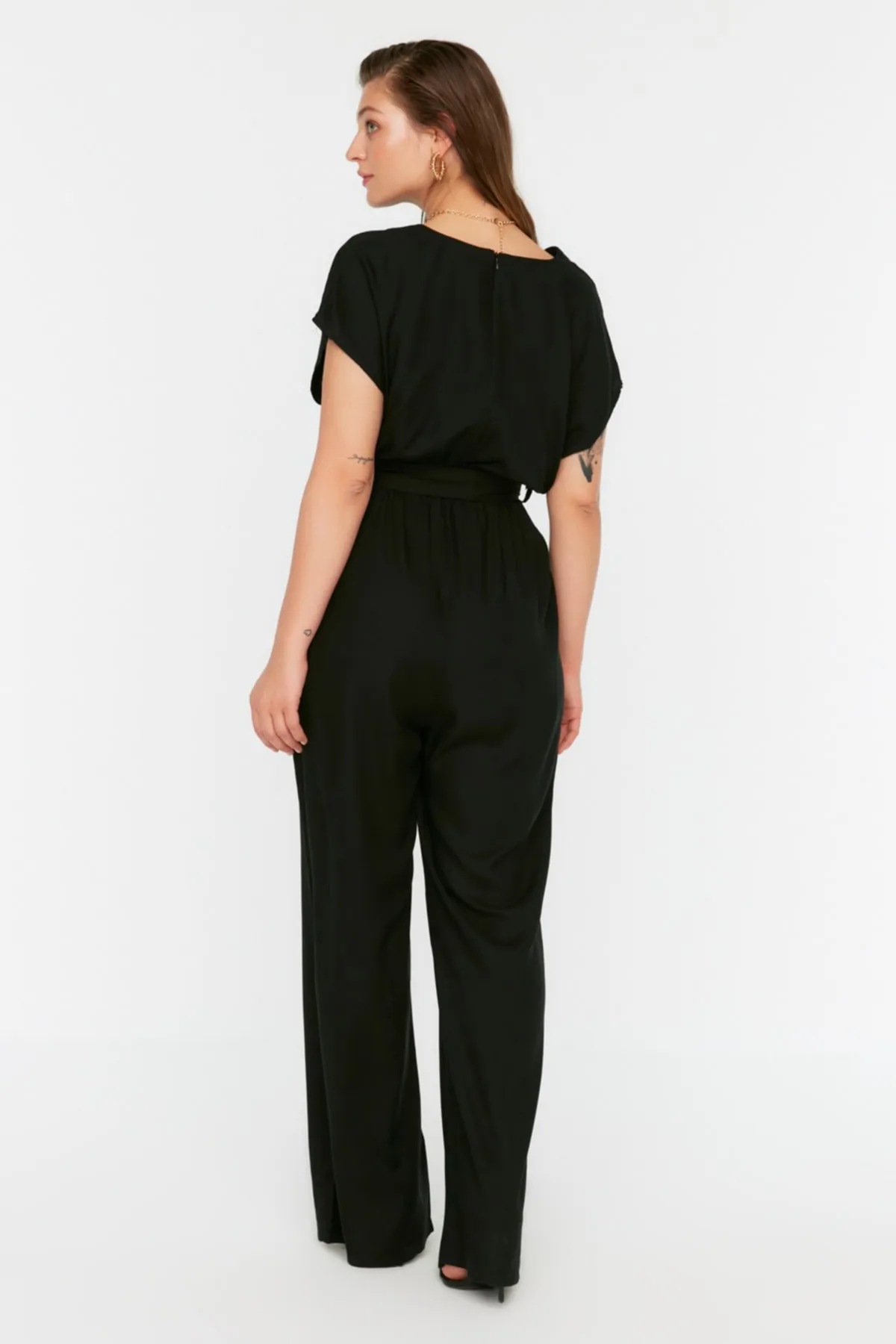 Trendyol Curve  Schwarzer, gewebter Jumpsuit mit weitem Bein und Gürtel TBSSS22TU0161