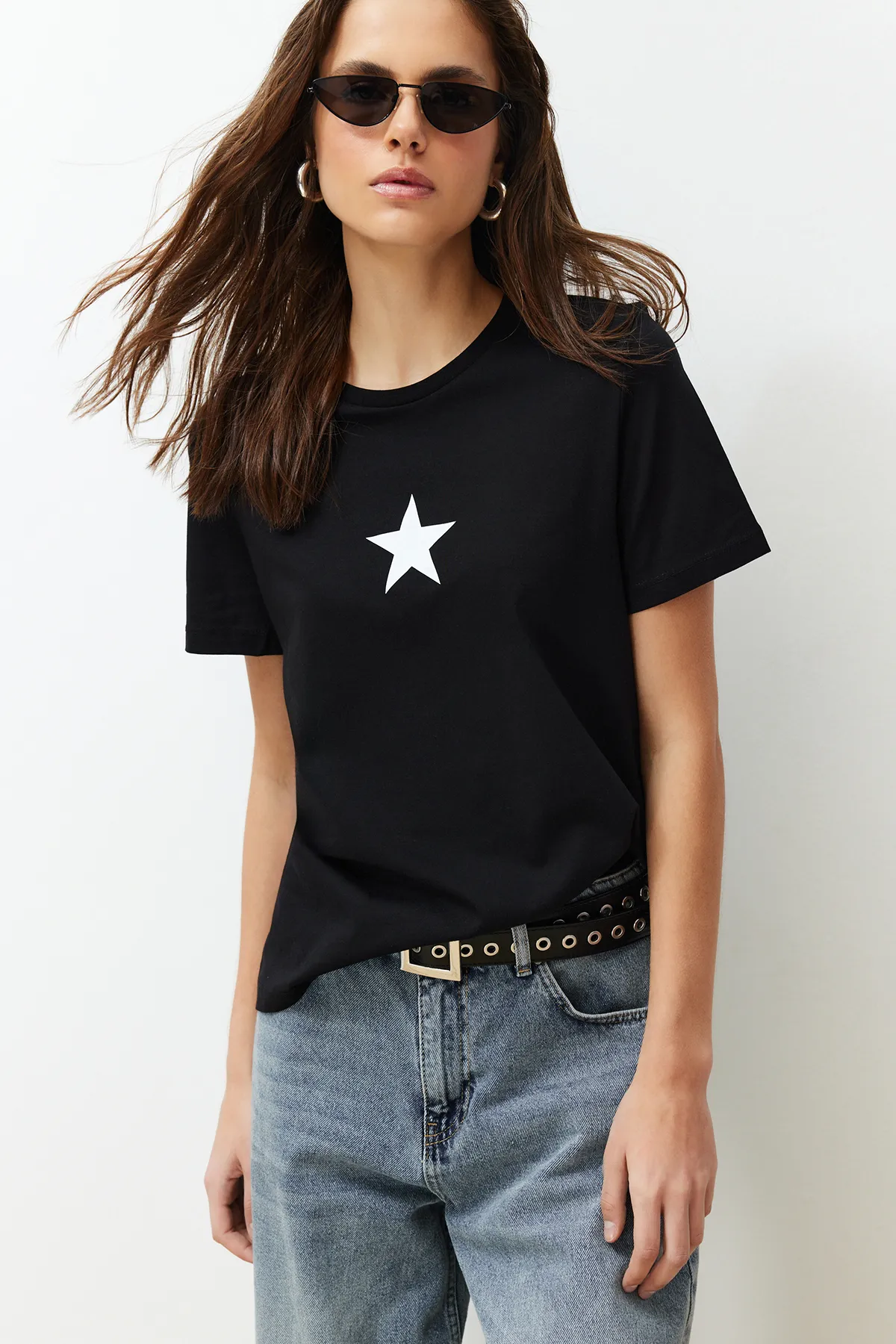 Trendyol Collection  Schwarzes Strick-T-Shirt mit Rundhalsausschnitt und Stern-Aufdruck, 100 % Baumwolle, Regular/Regular Fit TWOSS24TS00095
