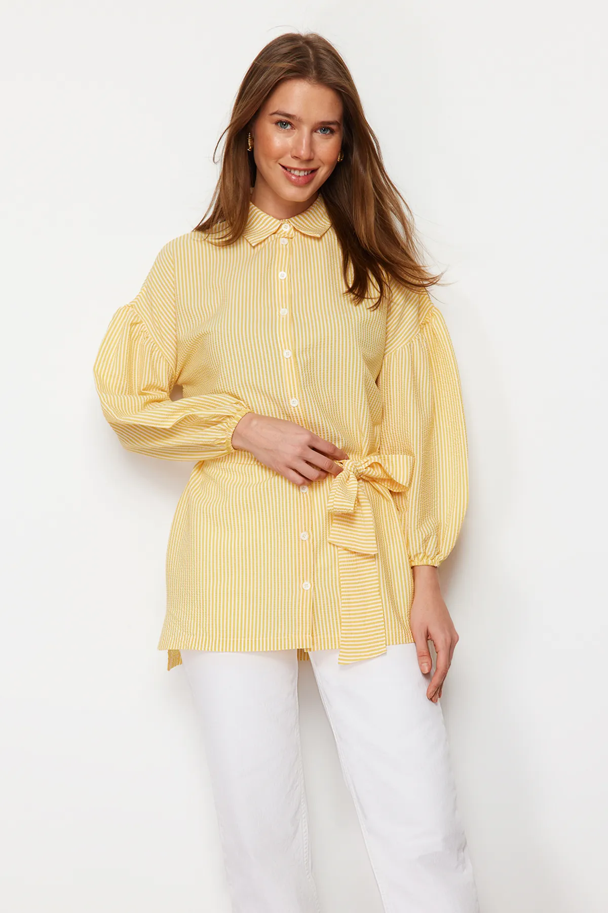 Trendyol Modest  Gelb gestreiftes, gewebtes Hemd mit Ballonärmeln und langem Rücken, Gürtel TCTSS22GO0116