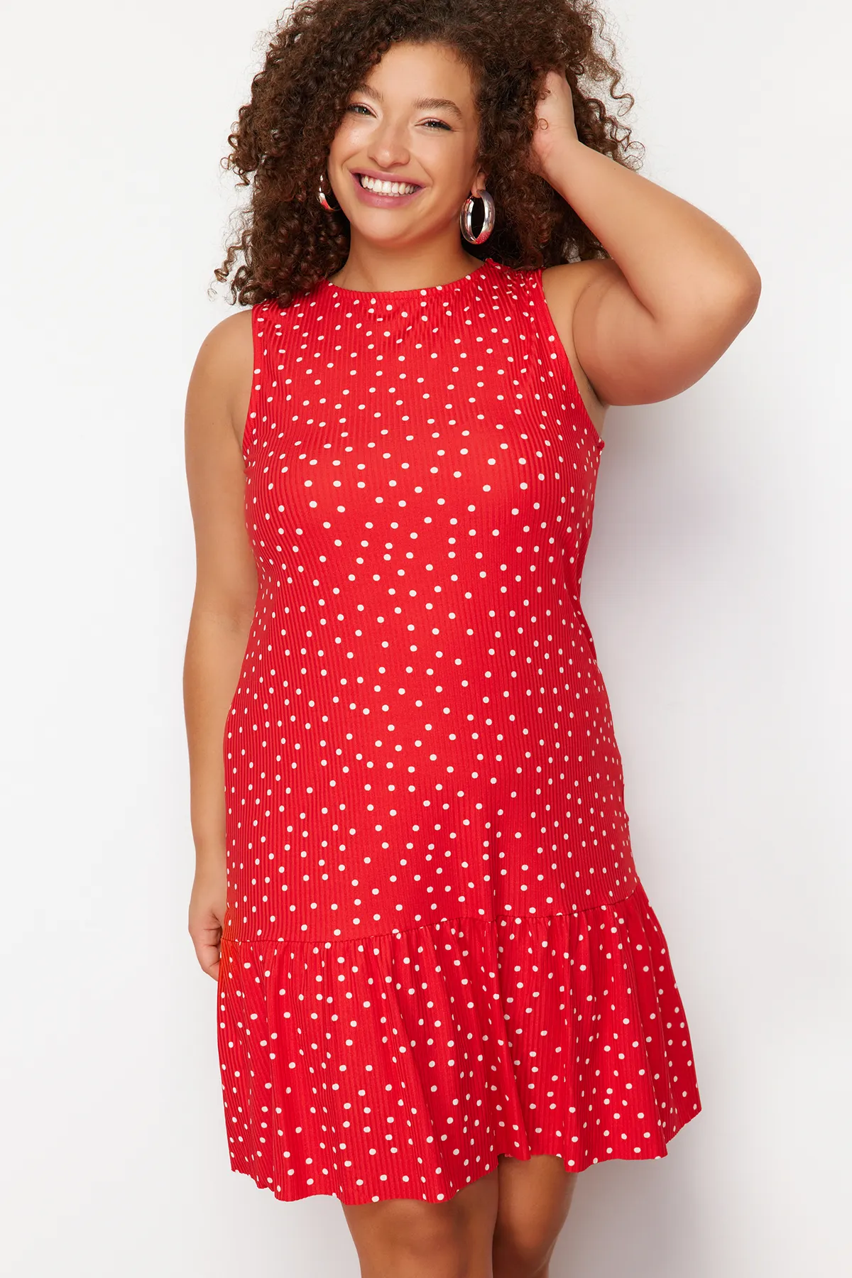 Trendyol Curve  Rotes, gepunktetes, ärmelloses, gerades Mini-Stretch-Strickkleid mit Volants und Volants TBSSS24AH00131