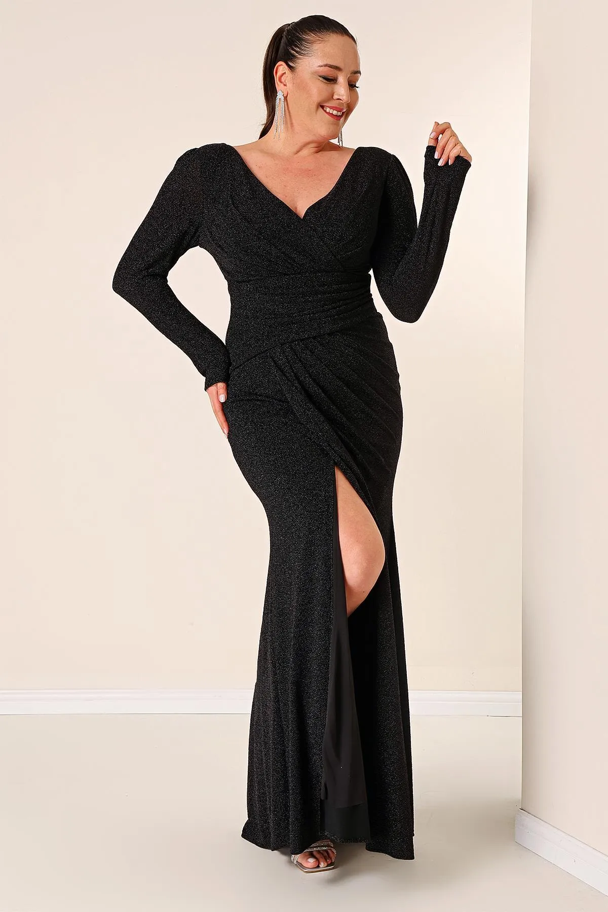 By Saygı  Zweireihiges, drapiertes, langärmliges, glitzerndes, langes Kleid aus gestricktem Stoff mit Ausschnitt vorne und langem Kleid in Übergröße