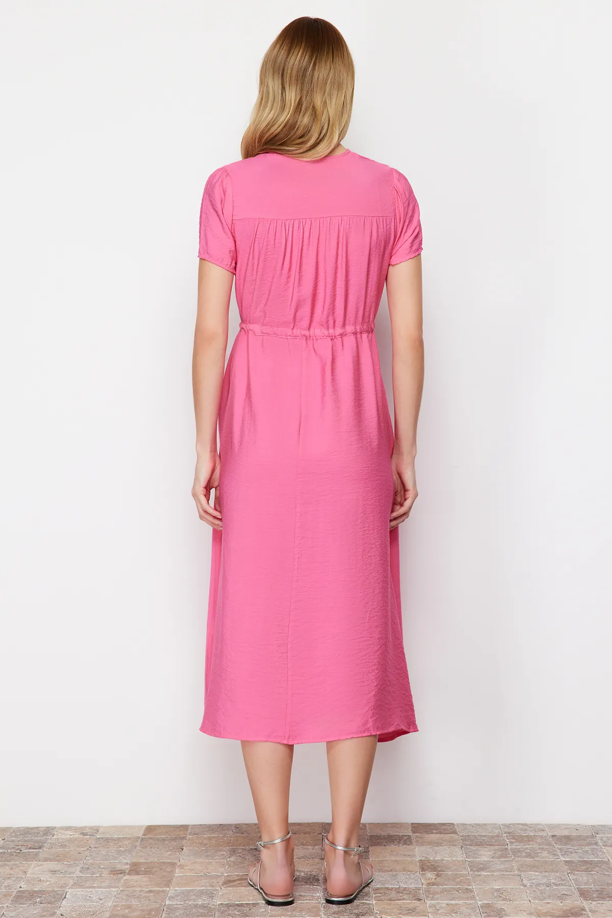 Trendyol Collection  Fuchsiafarbenes, gewebtes Midi-Kleid mit V-Ausschnitt und Taillenöffnung TWOSS24EL00501