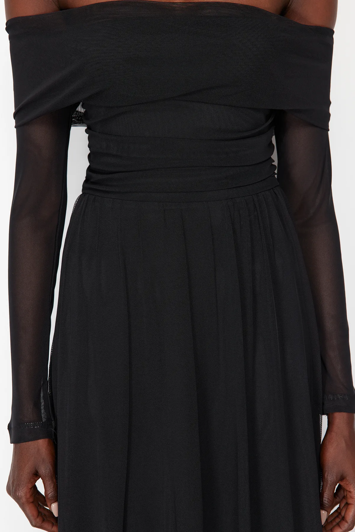 Trendyol Collection  Schwarzes langes Abendkleid aus Tüll mit Carmenkragen TPRSS24AE00068